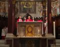 FR: Vor dem Altar neben der Ikone die Pilgerkerze (MD)