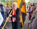 Vera Heinz aus dem Diözesanvorstand trägt das Diözesanbanner. (Bild: Birgit Ostermeier) 