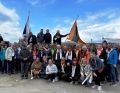 Die Reisenden im Komm mit Bus machen noch ein Gruppenfoto mit Kölner Dom im Hintergrund. (Bild: Daniela Dörfler)